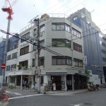 ”雑居ビルの１F”