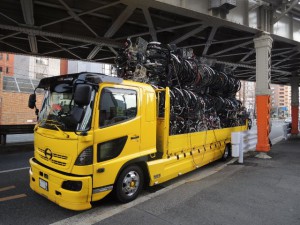 自転車を積んだトラック