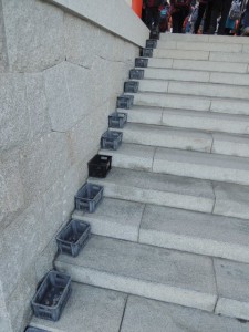 階段の賽銭箱