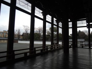 御影堂から飛雲閣を望む