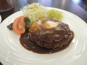 目玉入りハンバーグ