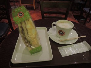 サンドイッチとカフェラテ