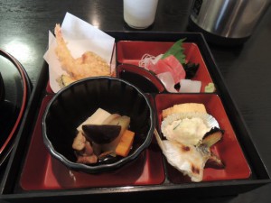 天ぷら、煮物、お造り、サラダ
