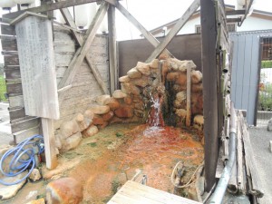 噴出する温泉
