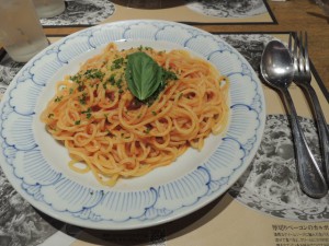 フレッシュバジルのトマトソースパスタ