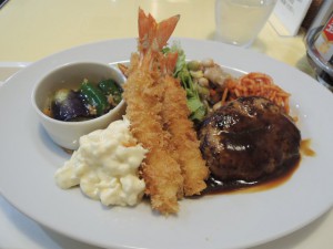 海老フライとハンバーグ