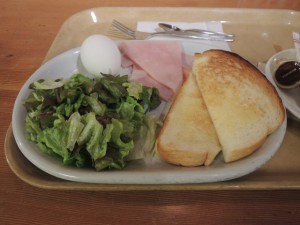 トースト、サラダ、ゆで卵