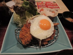 目玉焼きとコロッケ、唐揚げ