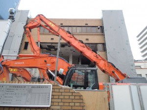 解体中のビル