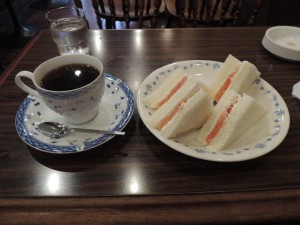 珈琲とフルーツサンド