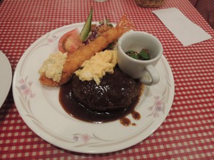 ハンバーグとエビフライ