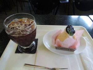アイスコーヒーと桃ケーキ
