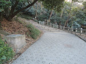 道路の先の階段