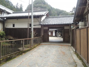 宝山寺門