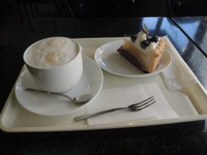 カフェオレとケーキ