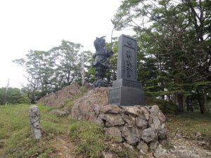 神武天皇像