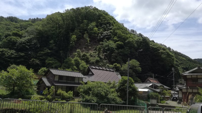 山 山