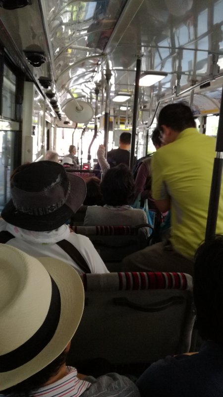 バス車内 バス車内