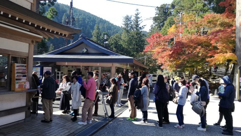 御朱印待ちの行列 御朱印待ちの行列