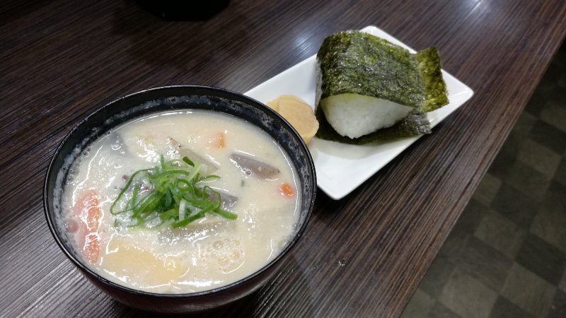 粕汁とおにぎり（梅）