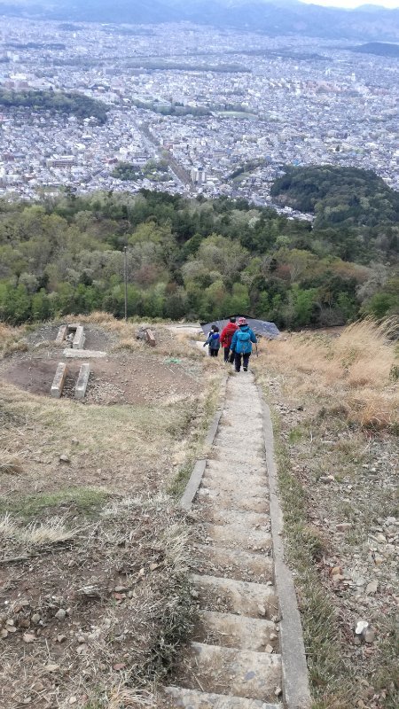 火床の中心へ下りる階段 火床の中心へ下りる階段