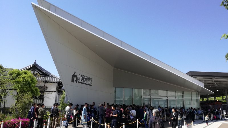 当日券を求める行列