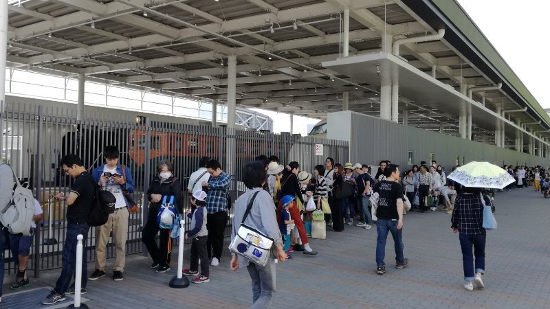 開場待ちの行列