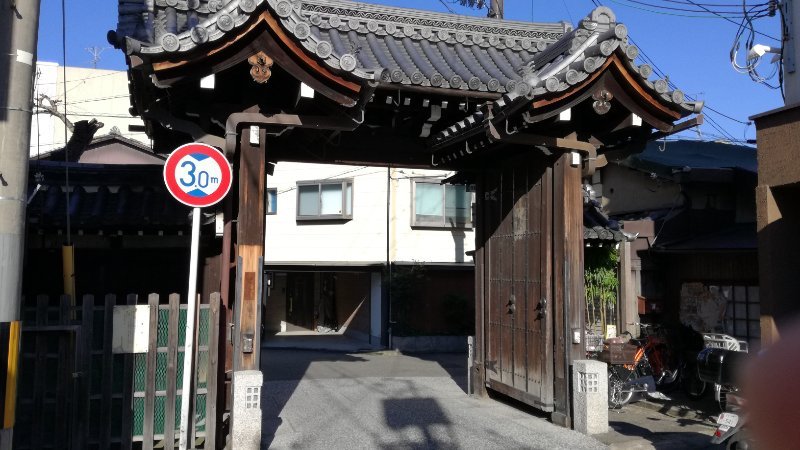 大門（裏側）