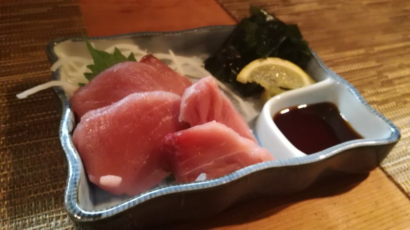マグロの造り（尾の身、中トロ）